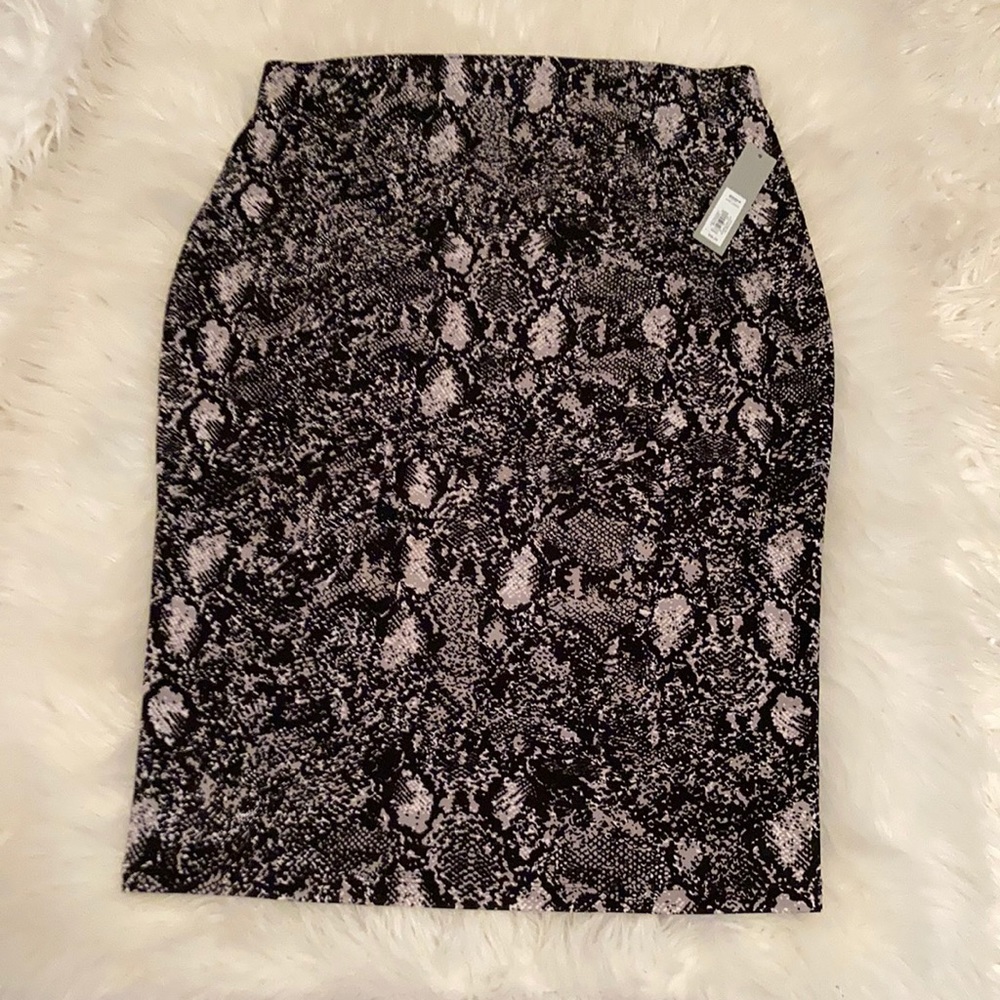 Apt 9 beautiful stretch pencil skirt. Brand new never worn. Women’s size large.